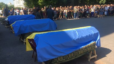 "Мамо, хто, як не я?": шістьох бійців, які загинули на війні, відспівали у Полтаві