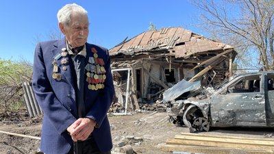 Іван Лисун біля зруйнованої батьківської хати 4 травня у Золочеві. На фронт Лисун потрапив у 18 років, капітуляцію фашистів зустрів у Німеччині. Помер за місяць через серцевий напад, не дожив до 97-річчя п’ять днів Іван Лисун біля зруйнованої батьківської хати 4 травня у Золочеві. На фронт Лисун потрапив у 18 років, капітуляцію фашистів зустрів у Німеччині. Помер за місяць через серцевий напад, не дожив до 97-річчя п’ять днів