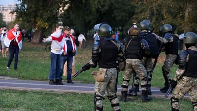 Силовики придушують протести після таємної інавгурації Лукашенка Силовики придушують протести після таємної інавгурації Лукашенка