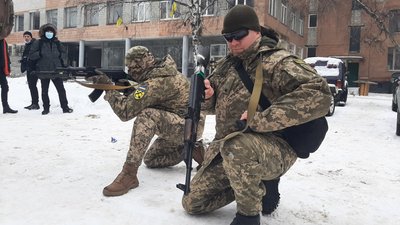 резервісти військові зі зброєю резервісти військові зі зброєю