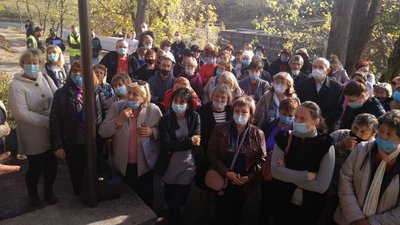 Обіцяють перекрити залізницю. Протест через звільнення директорки школи на Сумщині продовжується Обіцяють перекрити залізницю. Протест через звільнення директорки школи на Сумщині продовжується
