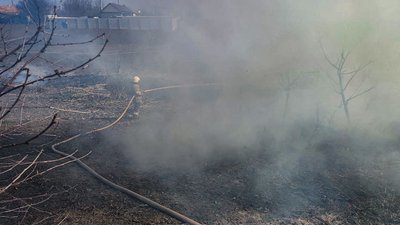 Рятувальники гасять пожежу. Миколаївщина, 11 березня 2024 року Рятувальники гасять пожежу. Миколаївщина, 11 березня 2024 року