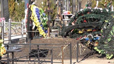 Частіше провідуйте рідних: кладовища прибирають до поминальних днів Частіше провідуйте рідних: кладовища прибирають до поминальних днів