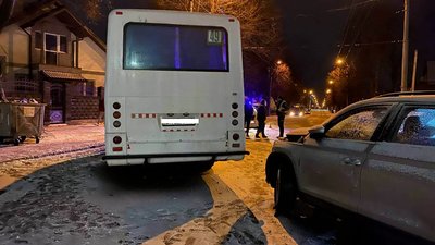 У Рівному зіткнулись кросовер та маршрутка. Двоє людей травмувались У Рівному зіткнулись кросовер та маршрутка. Двоє людей травмувались