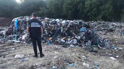 Львівське сміття на Вінниччині: правоохоронці затримали 5 вантажівок Львівське сміття на Вінниччині: правоохоронці затримали 5 вантажівок