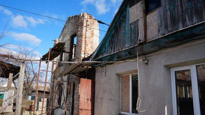 Серед трьох будинків на ділянці, лише родинний будинок Віталія Зубенка зруйновано, Харків Серед трьох будинків на ділянці, лише родинний будинок Віталія Зубенка зруйновано, Харків