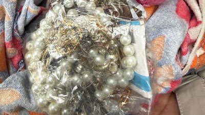 Викрадені прикраси