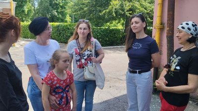 Клумби, дерева та кущі: як житомиряни облаштували мініпарк у дворі багатоповерхівки Клумби, дерева та кущі: як житомиряни облаштували мініпарк у дворі багатоповерхівки