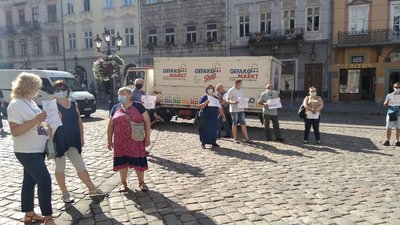 "Ні каналізації, ні транспорту": під міською радою Львова протестують мешканці Рясного