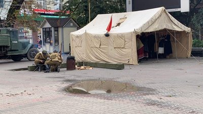 З гарматами та кулеметами. У Франківську відтворили події депортації З гарматами та кулеметами. У Франківську відтворили події депортації