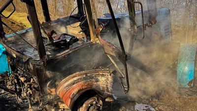 Зруйнований трактор внаслідок вибуху невідомого боєприпаса на Миколаївщині