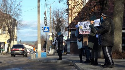 Глухівчани мітингували у центрі міста. Люди вимагають, щоб всі бюджетні кошти йшли на ЗСУ
