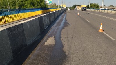 Облущують стару фарбу та штукатурять: у Луцьку упорядковують шляхопровід Облущують стару фарбу та штукатурять: у Луцьку упорядковують шляхопровід