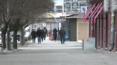 Біля запорізької бібліотеки встановили крижану лавку Біля запорізької бібліотеки встановили крижану лавку
