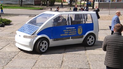 Має електродвигун та сонячні батареї: на Луганщині презентували макет електромобіля Має електродвигун та сонячні батареї: на Луганщині презентували макет електромобіля