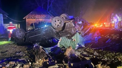 Потрощений автомобіль внаслідок аварії в селі Мілієве на Буковині 