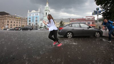 Люди під дощем у Києві