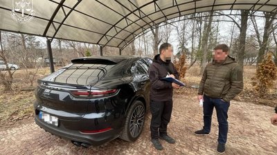 Правоохоронець проводить слідчі дії