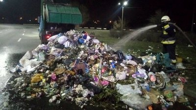 У Дніпрі на мосту на ходу загорівся сміттєвоз У Дніпрі на мосту на ходу загорівся сміттєвоз
