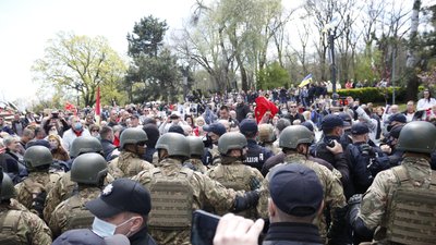 В Одесі між поліцією та "Безсмертним полком" сталися сутички. Є затримані