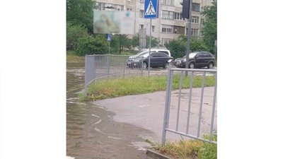У Франківську через зливу затопило декілька вулиць У Франківську через зливу затопило декілька вулиць