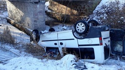 На Житомирщині автомобіль впав з мосту – водійку госпіталізували