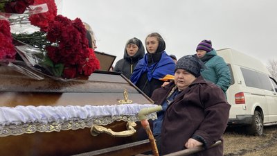 Похорон Євгена Толстопятова зі Слатиного. 17 березня 2023 року. Фото: Дмитро Гребінник/Суспільне Харків Похорон Євгена Толстопятова зі Слатиного. 17 березня 2023 року. Фото: Дмитро Гребінник/Суспільне Харків