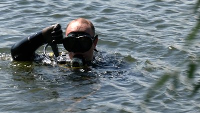 Сапер-водолаз обстежує дно водойми у Чернігові, де відпочивають: Земснаряд, 2024 р