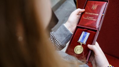 На Закарпатті родинам загиблих воїнів передали державні нагороди На Закарпатті родинам загиблих воїнів передали державні нагороди
