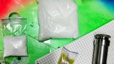 У Полтаві затримали чоловіків, які продавали зброю та психотропні речовини У Полтаві затримали чоловіків, які продавали зброю та психотропні речовини