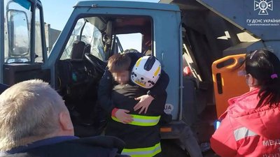 Внаслідок аварії у Дніпровському районі в автівці затисло дитину Внаслідок аварії у Дніпровському районі в автівці затисло дитину