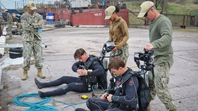 Водолази США та України обстежують акваторію порту біля нового пункту базування ВМС на Одещині Водолази США та України обстежують акваторію порту біля нового пункту базування ВМС на Одещині