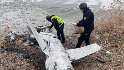 Хвилею винесло до вхідних дверей. Жителі зруйнованого будинку у Василькові згадають, перші дні вторгнення