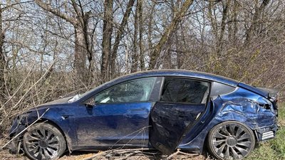 Автомобіль з'їхав з дороги