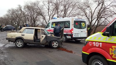У Павлоградському районі рятувальники визволили водія з понівеченої автівки