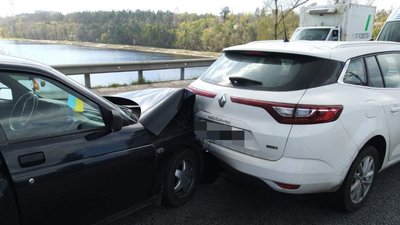 Аварія на черкаській дамбі: зіштовхнулися дві автівки, жінка у лікарні