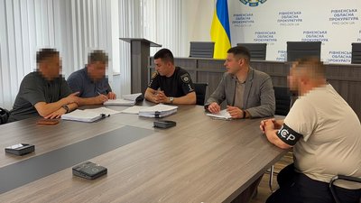 Держава втратила майже 7,5 млн грн: екскерівнику дорожньої служби Рівненщини повідомили про підозру Держава втратила майже 7,5 млн грн: екскерівнику дорожньої служби Рівненщини повідомили про підозру