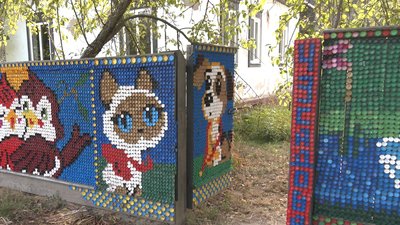 Ніна Лобода оздоблює свій дачний паркан.