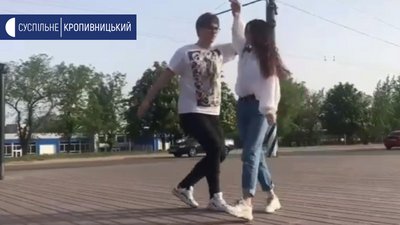 У Кропивницькому випускники ліцею №19 танцювали вальс на вулиці