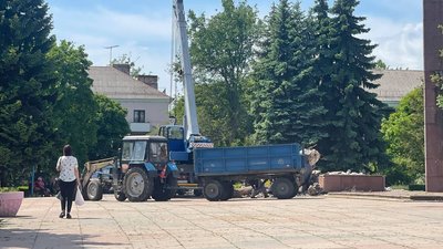 У місті Коростень на Житомирщині комунальники прибрали пам'ятник, знесений кілька тижнів тому У місті Коростень на Житомирщині комунальники прибрали пам'ятник, знесений кілька тижнів тому