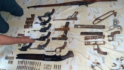 Поліція Миколаєва підозрює місцевого жителя у зберіганні зброї та вибухівки