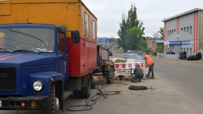 фахівці виконують зварювання та підготовку до заміни пошкодженого трубопроводу