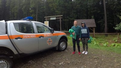 Не змогли перейти річку. У Карпатах рятувальники допомогли туристам зі Львова