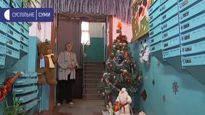 У Сумах мешканці 9-поверхівки 16 років прикрашають свій під’їзд до Нового року