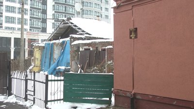 Другий рік хмельничанин з дружиною та двома дітьми живе у будинку з пошкодженим дахом та міжкімнатною стіною замість опорної Другий рік хмельничанин з дружиною та двома дітьми живе у будинку з пошкодженим дахом та міжкімнатною стіною замість опорної