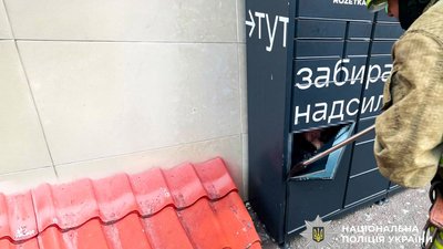Дівчина, яка зачинилася у поштоматі в Рівному