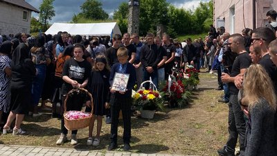 На Закарпатті попрощалися з полеглим захисником Дмитром Голубкою На Закарпатті попрощалися з полеглим захисником Дмитром Голубкою