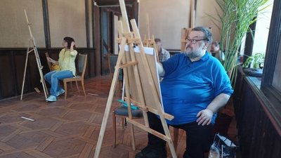 "Мистецтво має існувати і в умовах війни". У Кропивницькому художники пишуть портрети сучасників "Мистецтво має існувати і в умовах війни". У Кропивницькому художники пишуть портрети сучасників