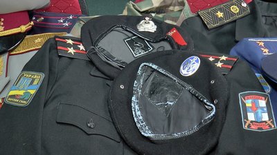 Понад 2 тисячі експонатів військової форми зібрав кременчуківець Роман Пацовський Понад 2 тисячі експонатів військової форми зібрав кременчуківець Роман Пацовський