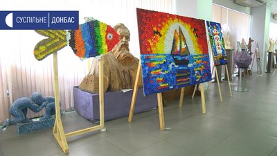 Популяризують сортування відходів: у Маріуполі роблять картини з пластикових кришечок Популяризують сортування відходів: у Маріуполі роблять картини з пластикових кришечок